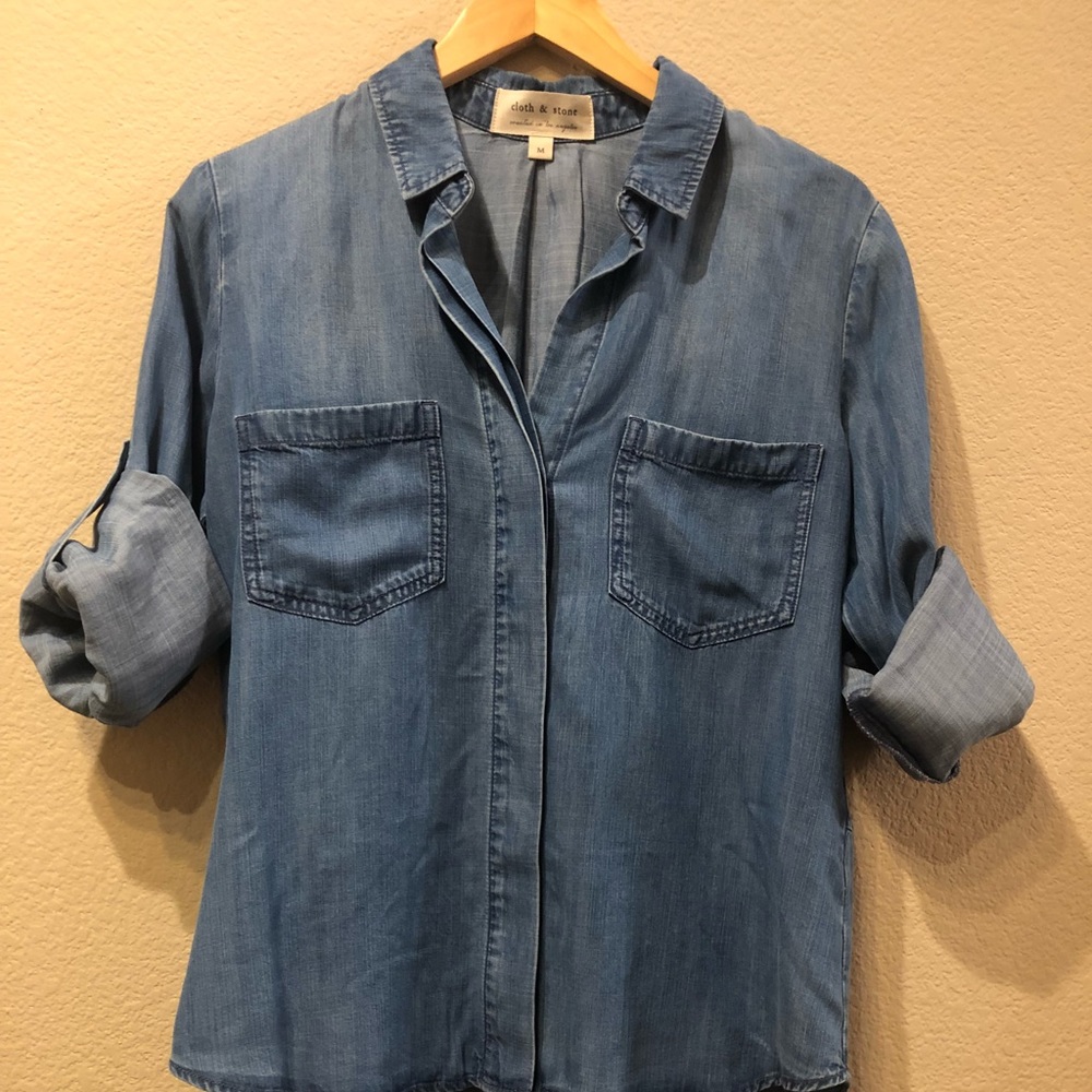 cloth & stone blue chambray button down sz M
